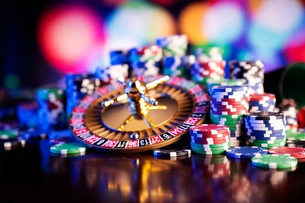Gaple Online table interface showing domino tiles, player positions, and game status